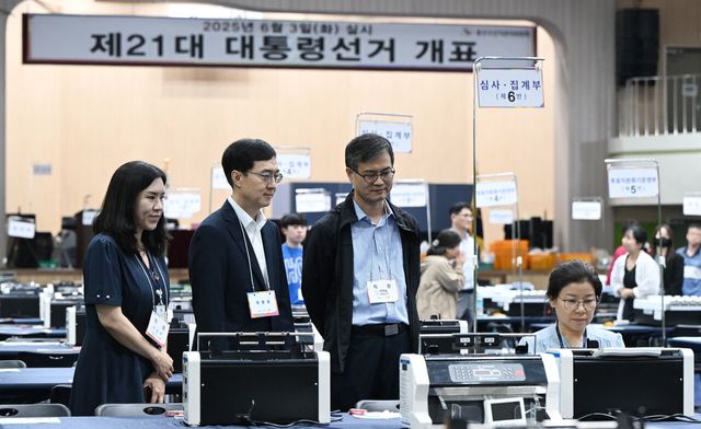 2일 서울시 용산구 신광여자고등학교에 마련된 개표소에서 용산구선거관리위원회 관계자들이 투표지심사계수기 최종 모의시험을 하고 있다. [사진제공=뉴시스]