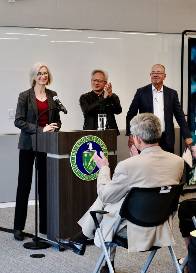 왼쪽부터 노벨상 수상자 제니퍼 다우드나(Jeniffer Doudna), 엔비디아 CEO 젠슨 황, 델 테크놀로지스 수석 부사장 겸 수석 기술 펠로우 폴 페레즈(Paul Perez) [사진=엔비디아]