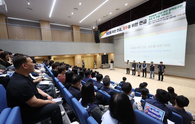 공적연금강화국민행동이 지난달 8일 서울 동작구 서울가족플라자에서 연금행동 21대 대선 정책요구안을 발표하고 있다. [사진제공=뉴시스]<br>