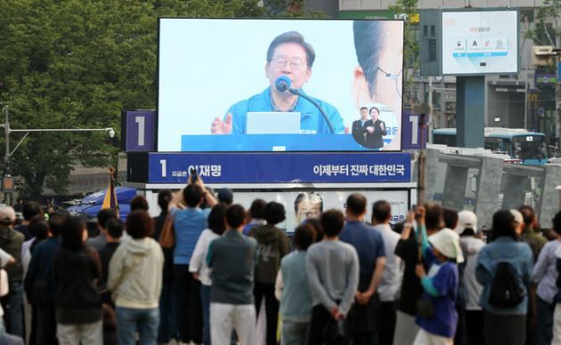 지난 1일 오후 부산 동구 부산역 광장에서 열린 이재명 더불어민주당 대선후보 유세에서 시민들이 이 후보의 연설을 지켜보고 있다.[사진출처=뉴시스]<br>