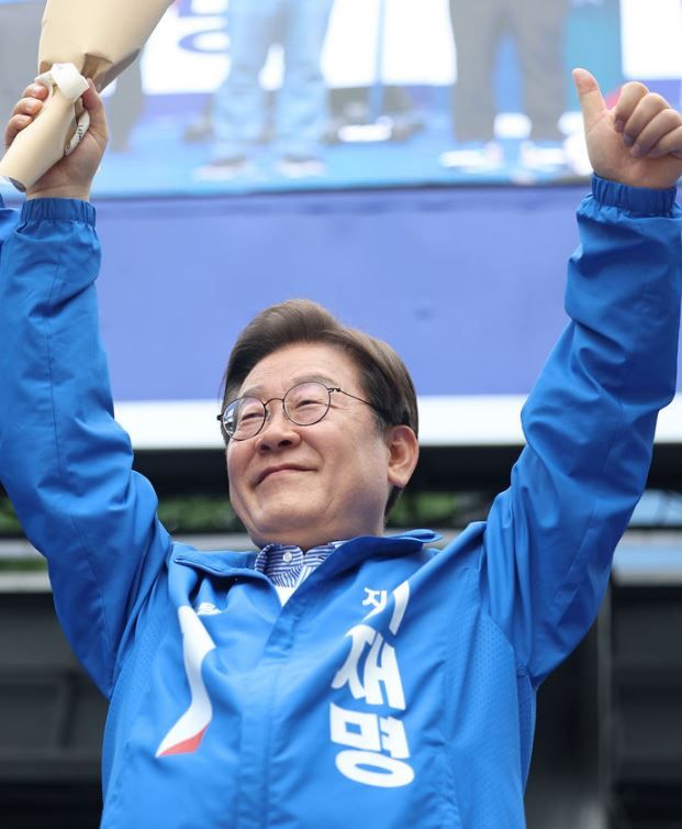 이재명 더불어민주당 대선후보가 2일 경기 성남시 야탑역 광장에서 열린 유세에서 투표독려 퍼포먼스를 하고 있다.&nbsp;[사진출처=뉴시스]<br>