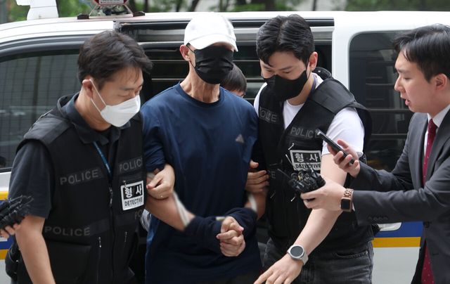 서울 지하철 5호선 열차에 불을 지른 60대 남성 원모씨가 2일 서울 양천구 서울남부지법에서 진행된 현존전차방화치상 혐의 구속 전 피의자심문(영장실질심사)를 받기 위해 법원으로 향하고 있다. [사진제공=뉴시스]