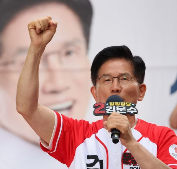 국민의힘 김문수 대선 후보가 지난 1일 서울 서대문구 신촌역 인근에서 열린 집중유세에서 지지호소를 하고 있다.&nbsp;[사진출처=뉴시스]<br>