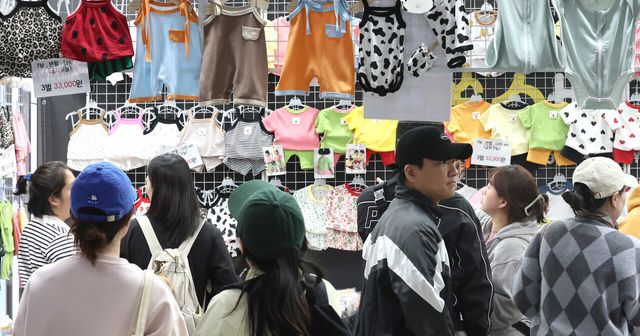 지난 4월 25일 인천 연수구 송도컨벤시아에서 개최된 ‘인천베이비&키즈페어’를 방문한 관람객들이 유아용품을 구경하고 있다. [사진제공=뉴시스]<br>