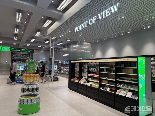 올리브영 홍대놀이터점에 방문한 남성 고객들이 매장을 살펴보고 있다.&nbsp;ⓒ투데이신문