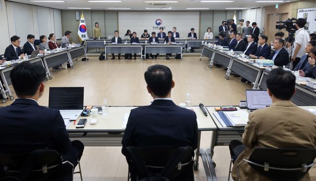 홍창남 국정기획위원회 사회2분과위원장이 20일 경기 과천시 정부과천청사 방송통신위원회에서 열린 국정기획위원회 방통위 업무보고에서 모두발언을 하고 있다. [사진제공=뉴시스]