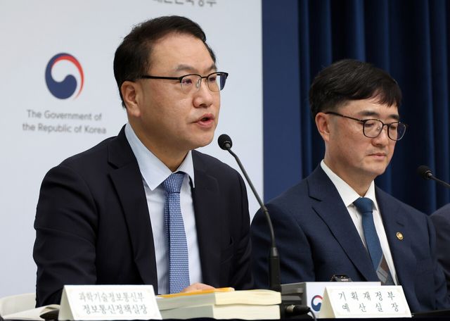 기획재정부 유병서 예산실장이 지난 18일 세종시 정부세종청사에서 총 30.5조원 규모로 편성된 새정부 추가경정예산안을 설명하고 있다. [사진=뉴시스]