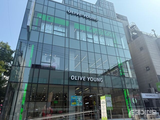 올리브영이 지난 11일 홍익문화공원 인근에 남성 특화 매장&nbsp;‘홍대놀이터점’을 오픈했다. ⓒ투데이신문