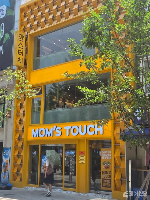 버거 프랜차이즈 맘스터리를 운영하는 맘스터치앤컴퍼니가 지난 10일 광화문점을 개점했다. 지상 3층, 약 120석 규모의 광화문점은 외관에 한옥 지붕을 연상시키는 인테리어를 적용했다.&nbsp;ⓒ투데이신문