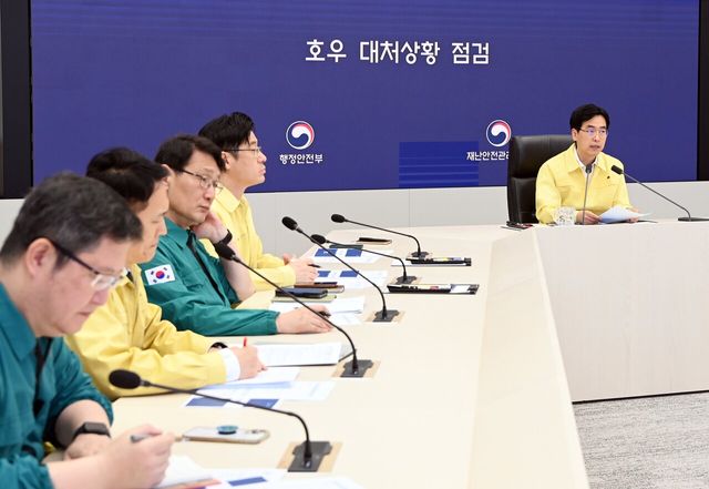 김민재 행정안전부 장관 직무대행이 21일 정부세종청사 중앙재난안전상황실을 방문해 상황관리체계와 호우 대처상황을 점검하고 있다. [사진제공=행정안전부/뉴시스]