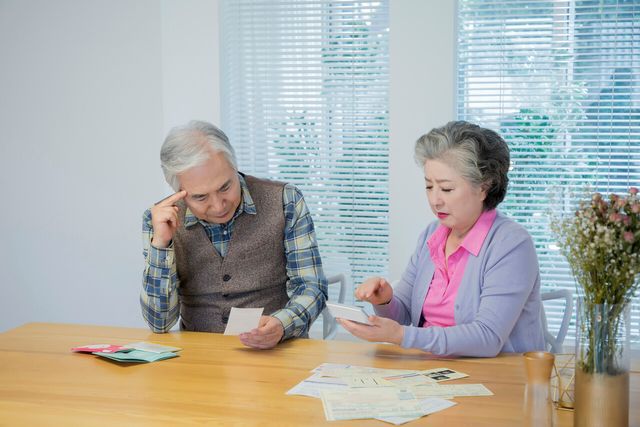 고민하는 노부부의 모습. 기사 내용과 무관한 자료사진. [사진=게티이미지뱅크]