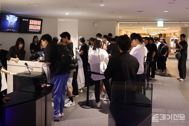 23일 오전 서울 광진구 워커힐호텔에서 열린 ‘로스트아크 미디어아트전: 빛의 여정’ 입구에서 관람객들이 줄을 서고 있다. ⓒ투데이신문