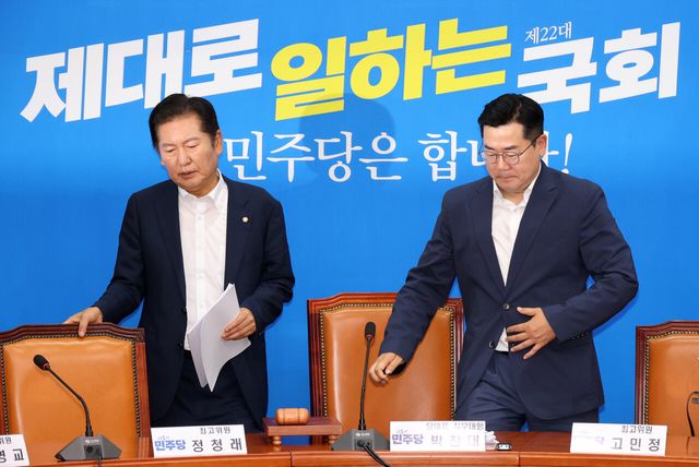지난해 7월 12일 서울 여의도 국회에서 열린 더불어민주당 최고위원회의에 박찬대 민주당 당대표 직무대행 겸 원내대표(오른쪽)와 정청래 수석최고위원(왼쪽)이 참석하고 있다. [사진제공=뉴시스]