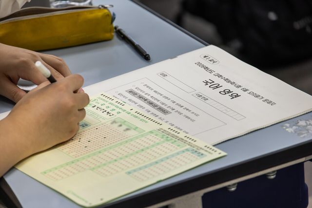 지난 4일 한 고등학교 학생이 시험을 보고 있다. 위 사진은 기사와 직접 관련 없음. [사진제공=뉴시스]