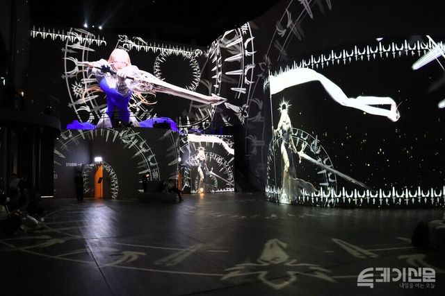 23일 오전 서울 광진구 워커힐호텔에서 열린 ‘로스트아크 미디어아트전: 빛의 여정’ 전시장에서 파사드 연출로 세계관 그래픽이 구현되고 있다. ⓒ투데이신문