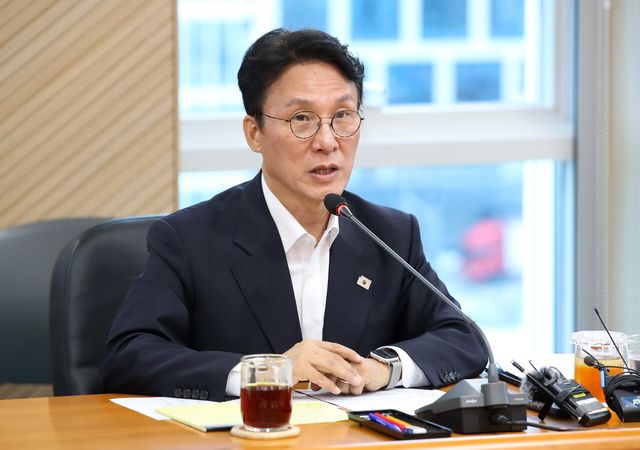 김민석 국무총리 후보가 지난 20일 대구 수성구 대구디지털혁신진흥원에서 열린 AX 연구거점 조성을 위한 경청 간담회에서 인사말을 하고 있는 모습. [사진제공=뉴시스]<br>