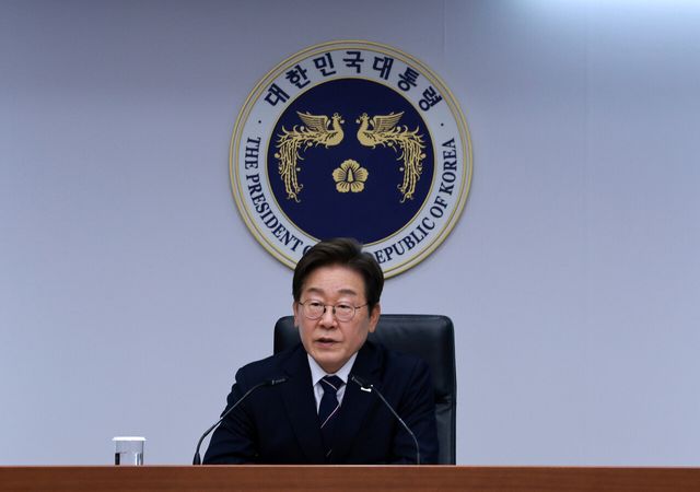 이재명 대통령이 23일 서울 용산구 대통령실 청사에서 진행된 ‘제1차 수석보좌관회의’에 참석해 있다. [사진제공=뉴시스]