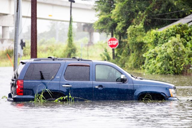 지난해 8월 6일(현지시각) 미 사우스캐롤라이나주 노스찰스턴의 도로에 자동차 한 대가 열대성 폭풍 '데비'로 인한 홍수로 침수돼 있다. [사진=AP/뉴시스]