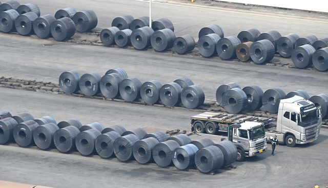 지난 2일 경기도 평택시 포승읍 평택항 수출 야적장에 철강 제품들이 쌓여 있는 모습. [사진=뉴시스]