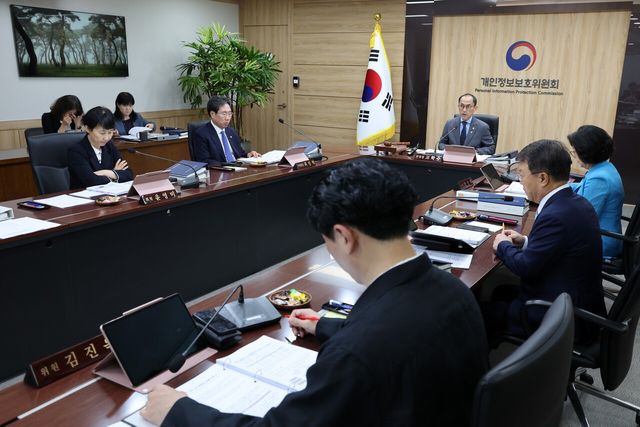 개인정보보호위원회 고학수 위원장이 서울 종로구 정부서울청사에서 전체 회의를 진행하고 있다. [사진=뉴시스]