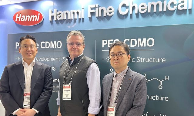 지난 18일, 미국 보스턴에서 개최된 BIO USA에서 한미정밀화학과 에드젠바이오텍이 원숭이두창 백신 공동 개발을 위한 미팅을 진행했다. 왼쪽부터 한미정밀화학 사업개발팀 박성준 팀장, 에드젠바이오텍 기욤 르루아 CEO, 한미정밀화학 사업본부 박철현 상무. [사진=한미그룹]