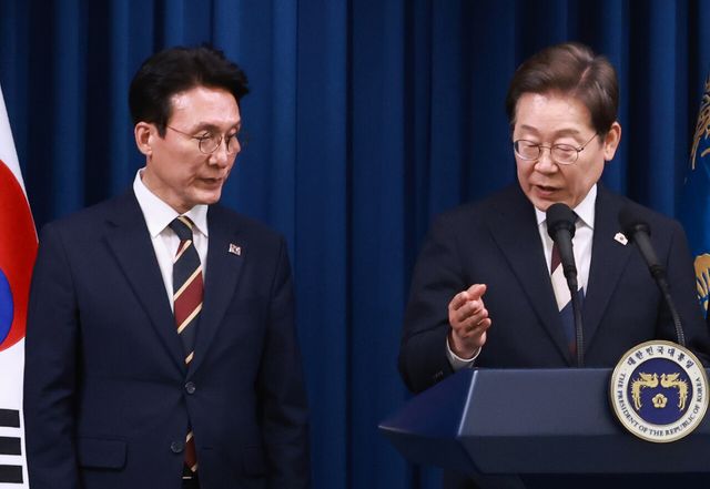 이재명 대통령이 4일 서울 용산 대통령실 청사에서 새 정부 첫 인사 발표를 하고 있다. 왼쪽은 김민석 국무총리 후보자. [사진제공=대통령실통신사진기자단/뉴시스]