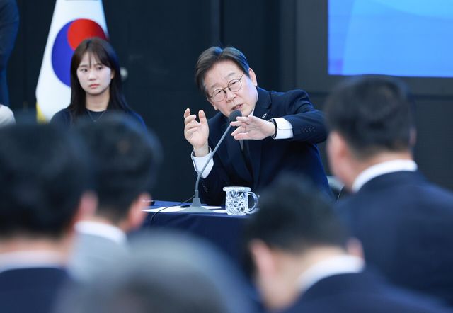 이재명 대통령이 25일 광주 동구 국립아시아문화전당에서 열린 광주시민·전남도민 타운홀미팅에서 발언하고 있다. [사진제공=뉴시스]