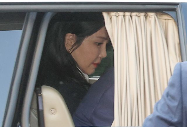 윤석열 전 대통령의 부인인 김건희 여사가 지난 4월 서울 용산구 한남동 대통령 관저를 떠나는 차량에 앉아 있다. [사진제공=뉴시스]