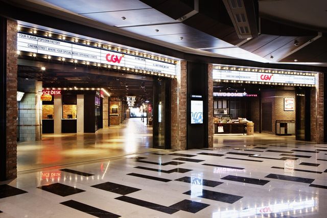 정부의 추경안에 영화 할인 쿠폰이 포함된다는 소식이 전해지면서 영화관 업계가 모처럼의 훈풍에 기대감을 드러내고 있다. [사진=CJ CGV]<br>