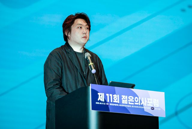 대한전공의협의회 박단 전 비상대책위원장이 지난달 17일 서울 강남구 코엑스에서 개최된 ‘2025 젊은의사포럼’에 참석해 개회사를 하고 있다. [사진제공=뉴시스]<br>