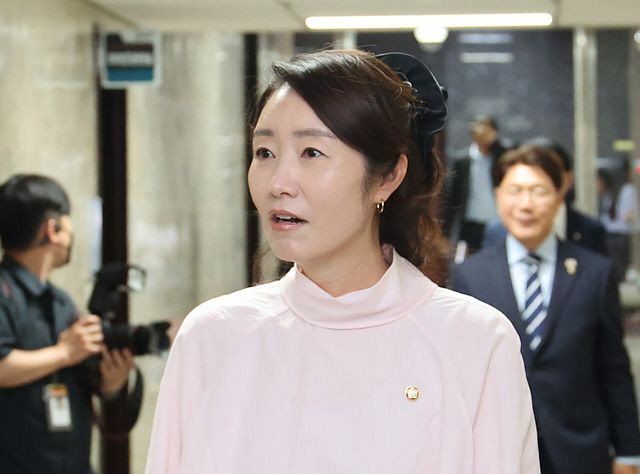 여성가족부 장관 후보자로 지명된 더불어민주당 강선우 의원이 지난 24일 서울 여의도 국회에서 진행된 의원총회에 참석한 모습. [사진제공=뉴시스]