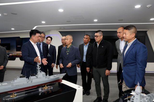 25일 한화오션 거제사업장을 방문한 태국 해군 대표단이 한화오션 특수선사업부 관계자의 설명을 듣고 있다. [사진=한화오션]