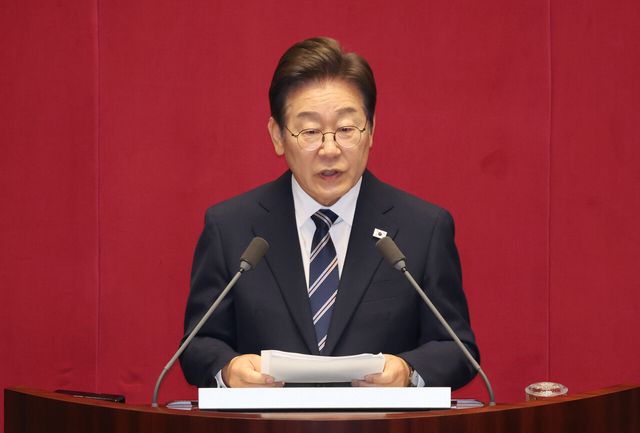 이재명 대통령이 26일 서울 여의도 국회에서 열린 본회의에서 추가경정예산 시정연설을 하고 있다. [사진제공=뉴시스]