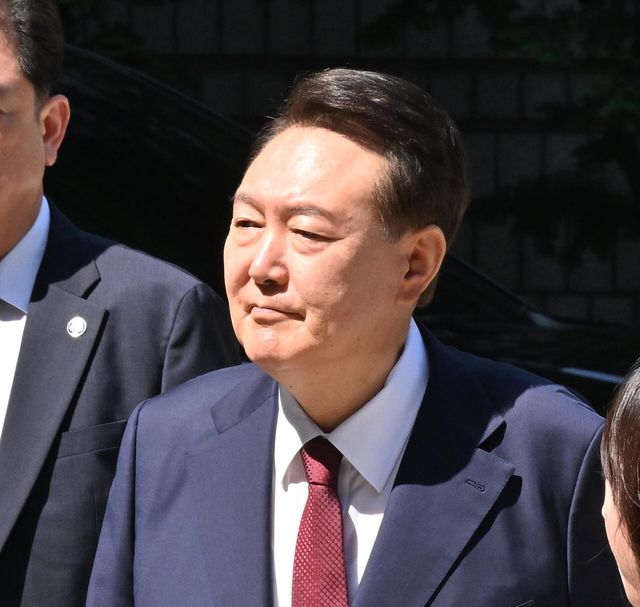 윤석열 전 대통령이 지난 23일 서울 서초구 서울중앙지방법원에서 열린 내란 우두머리 혐의·직권남용 권리행사 방해 혐의 사건 8차 공판에 출석하고 있는 모습. [사진제공=뉴시스]<br>