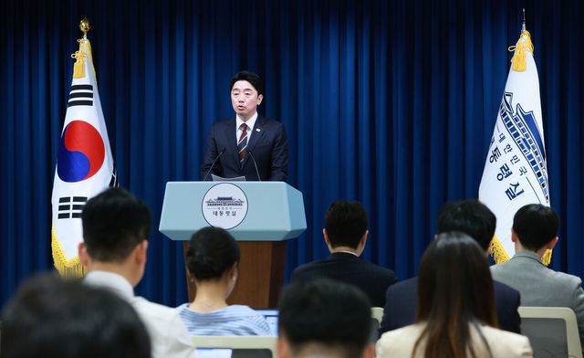 강훈식 비서실장이 26일 서울 용산 대통령실 브리핑룸에서 인선 관련 브리핑을 하고 있다. [사진제공=뉴시스]