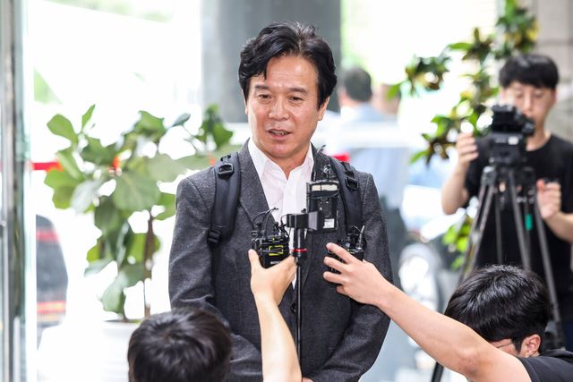 고용노동부 김영훈 장관 후보자가 지난 24일 서울 중구 서울지방고용노동청에 위치한 인사청문회 준비 사무실로 출근하며 취재진과 접촉하고 있다. [사진제공=뉴시스]<br>