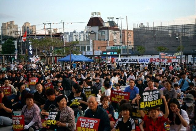 지난 26일 오후 7시 경북 영주역 광장에서는 2000여명의 시민들이 모여 ‘납공장 건립 저지를 위한 2차 시민 총궐기대회’를 전개하고 있다. [사진제공=납폐기물제련공장반대대책위]<br>