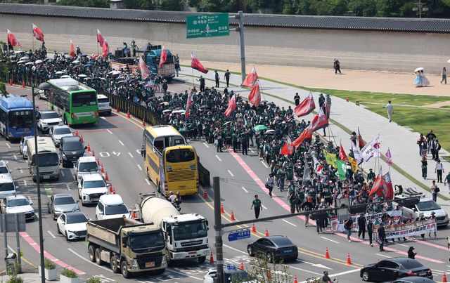 전국민주노동조합총연맹 조합원들이 지난 18일 서울 중구 광화문 인근에서 민주노총 공동파업대회에 참여하기 위해 서울고용노동청으로 행진하고 있다.[사진제공=뉴시스]<br>