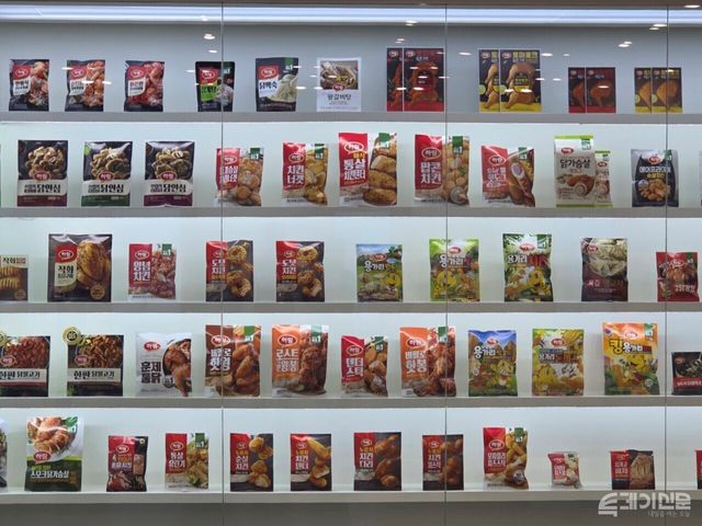 하림이 제조하고 있는 음식 브랜드들이 공장 내부 전시관에 진열돼 있다.&nbsp;ⓒ투데이신문