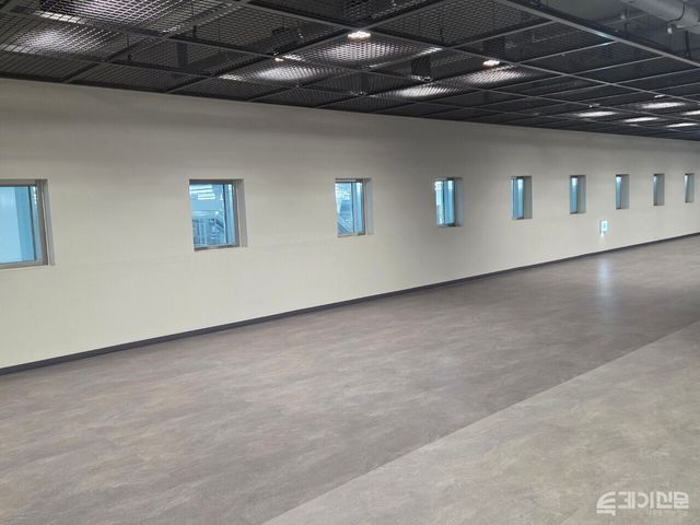 하림 공장 곳곳에는 사진처럼 투명한 유리창이 설치돼 있어 견학객들이 내부 작업 과정을 직접 볼 수 있도록 설계돼 있다. 회사 관계자는 “공장을 지을 때부터 견학 통로를 함께 만들고 있다”며 “식품 회사는 신뢰가 중요한 만큼, 생산 현장을 개방하는 것”이라고 설명했다.&nbsp;ⓒ투데이신문