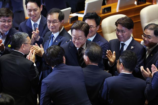 &nbsp;이재명 대통령이 지난 26일 오전 서울 여의도 국회에서 열린 제426회국회(임시회) 제2차 본회의에서 2025년도 제2회 추가경정예산안에 대한 정부의 시정연설을 하기 위해 본회의장에 입장하며 더불어민주당 의원들과 인사하고 있는 모습. [사진제공=뉴시스]<br>
