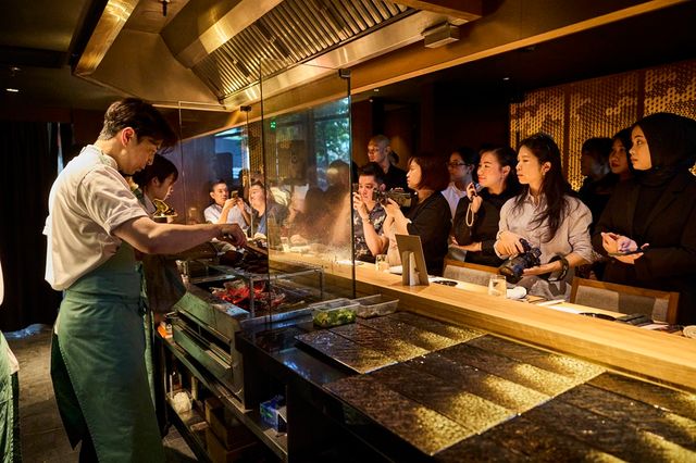 지난 11일 말레이시아 쿠알라룸푸르에서 열린 ‘2025 한우 쿠킹쇼’에서 숯불과 볏짚으로 구운 한우 요리 시연에 현장에 모인 참석자들이 집중하고 있다. [사진제공=한우자조금관리위원회]