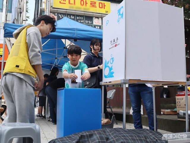 대선 당일인 3일 대통령선거 청소년모의투표운동본부가 진행한 청소년 모의투표에서 한 청소년이 투표를 마친 뒤 투표함에 용지를 넣고 있다. ⓒ투데이신문