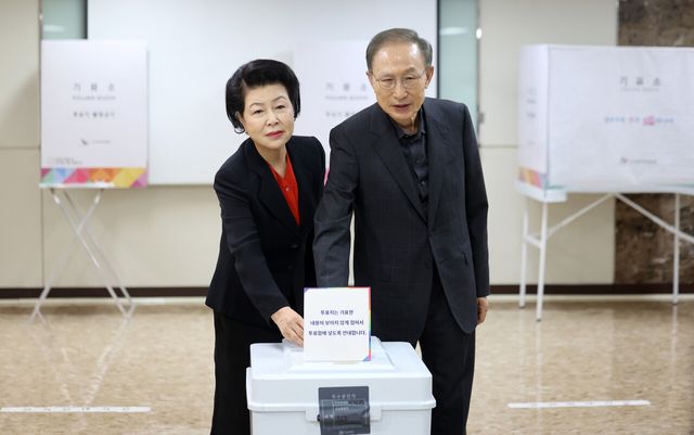 이명박 전 대통령과 부인 김윤옥 여사가 제21대 대통령 선거일인 3일 서울 강남구 논현1동제3투표소에서 투표를 하고 있는 모습. [사진제공=뉴시스]<br>