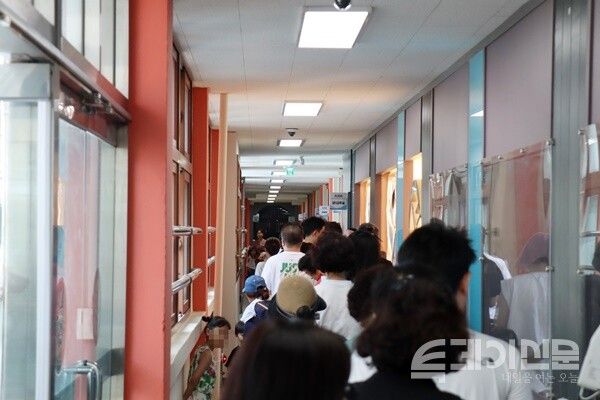 제21대 대통령선거일인 3일 오전 광명7동 제2투표소가 설치된 경기항공고등학교에서 시민들이 길게 줄서서 투표를 기다리고 있다.&nbsp;ⓒ투데이신문