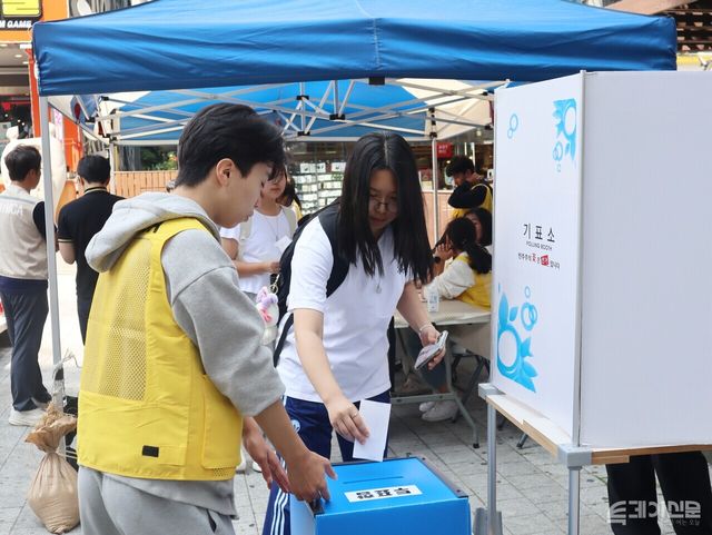 대선 당일인 3일 대통령선거 청소년모의투표운동본부가 수원 영통구 직녀광장에서 진행한 청소년 모의투표에서 한 학생이 소중한 한표를 행사하고 있다. ⓒ투데이신문