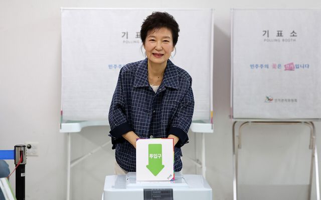 박근혜 전 대통령이 지난 5월 29일 대구 달성군 유가읍 행정복지센터에 마련된 제21대 대통령선거 사전투표소에서 투표하고 있는 모습. [사진제공=뉴시스]&nbsp;<br>