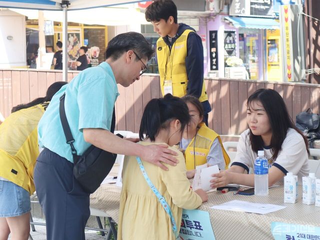 대선 당일인 3일 대통령선거 청소년모의투표운동본부가 진행한 청소년 모의투표에서 한 청소년이 가족과 함께 투표소를 방문해 선거 절차를 거치고 있다. ⓒ투데이신문