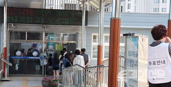 제21대 대통령선거일인 3일 오전 경기항공고등학교에 마련된 광명7동 제2투표소 앞에는 투표를 위해 시민들이 길게 줄지어 기다리고 있다. ⓒ투데이신문<br>