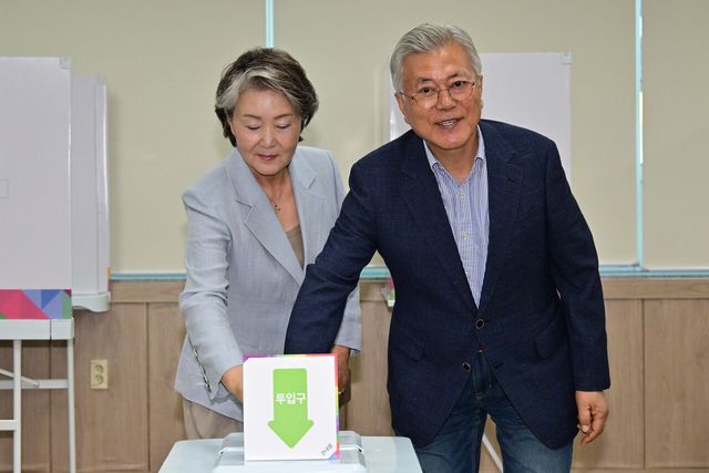 제21대 대통령 선거 사전투표일인 29일 오전 문재인 전 대통령과 김정숙 여사가 경남 양산시 하북면 주민자치센터에서 사전투표를 하고 있는 모습. [사진제공=뉴시스]<br>